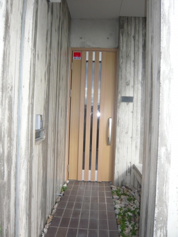 阿南市T様邸　開閉が困難だった木製玄関ドアを、和モダンな印象のドアへ！