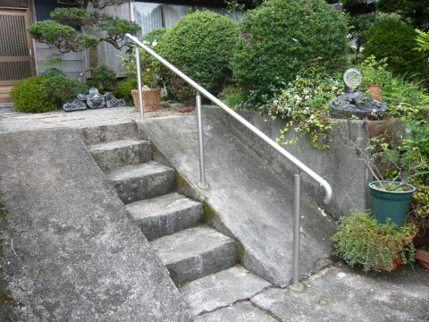 小松島市B様邸　玄関先にアルミ手摺を取付！安全な石階段に仕上がりました!(^^)!